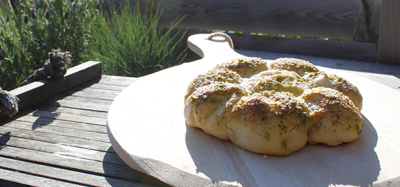 Een lekker brood bakken doe je ook gewoon met je pizzasteen op de BBQ. Dit Pesto Parmezaanse Kaas Breekbrood bijvoorbeeld!