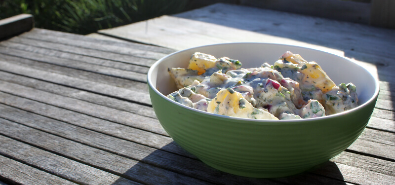 Ook salades voor bij de BBQ maak je eenvoudig zelf. Probeert dit recept voor aardappelsalade eens!