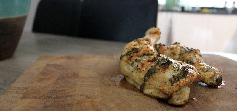 Dit BBQ recept voor limoen kruidenboter kip moet je zeker eens proberen!