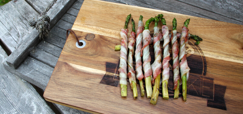 Een lekker bijgerecht voor de BBQ? Probeer deze groene asperges met bacon eens!