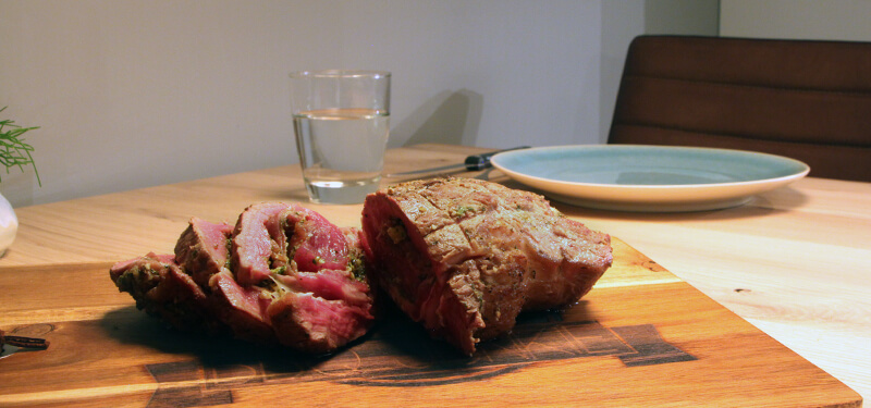 Op zoek naar Kerst BBQ Recepten? Deze ribeye rollades met rauwe ham en pesto gaan het gegarandeerd goed doen!