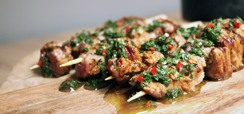 Chimichurri is een heerlijke groene salsa, die uitstekend combineert met heerlijke biefstuk spiesen!