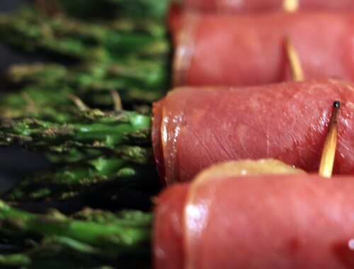 asperges in rauwe ham uitgelicht