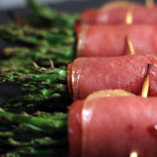 asperges in rauwe ham uitgelicht