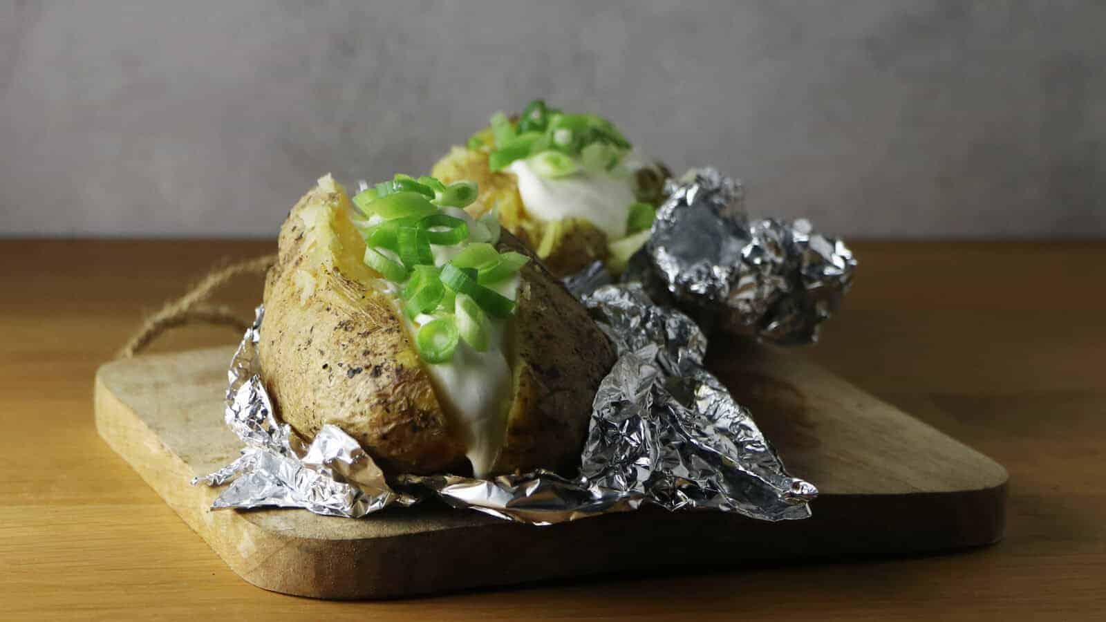 Gepofte Aardappelen van de BBQ