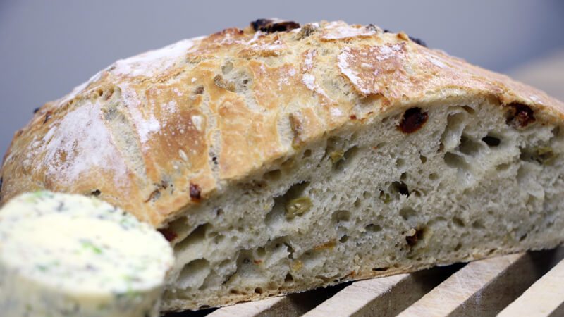 Brood bakken op de BBQ? Dat kan in een Dutch Oven. Probeer dit Mediterraanse brood bijvoorbeeld eens.