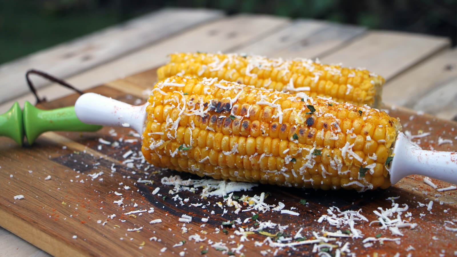 Maïskolven van de BBQ zijn sowieso lekker, maar dit BBQ recept voor Mexicaanse Maïskolven moet je zeker eens proberen!