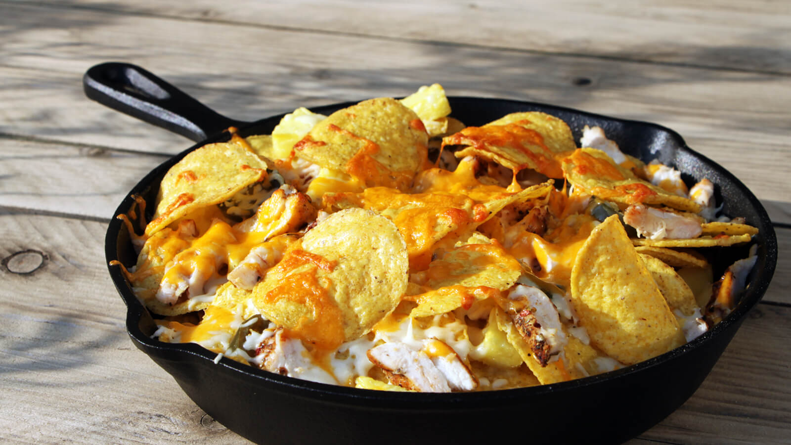 Nacho's van de BBQ zijn ideaal als voorgerecht. Ga voor dit nacho's recept met kip en ananas!