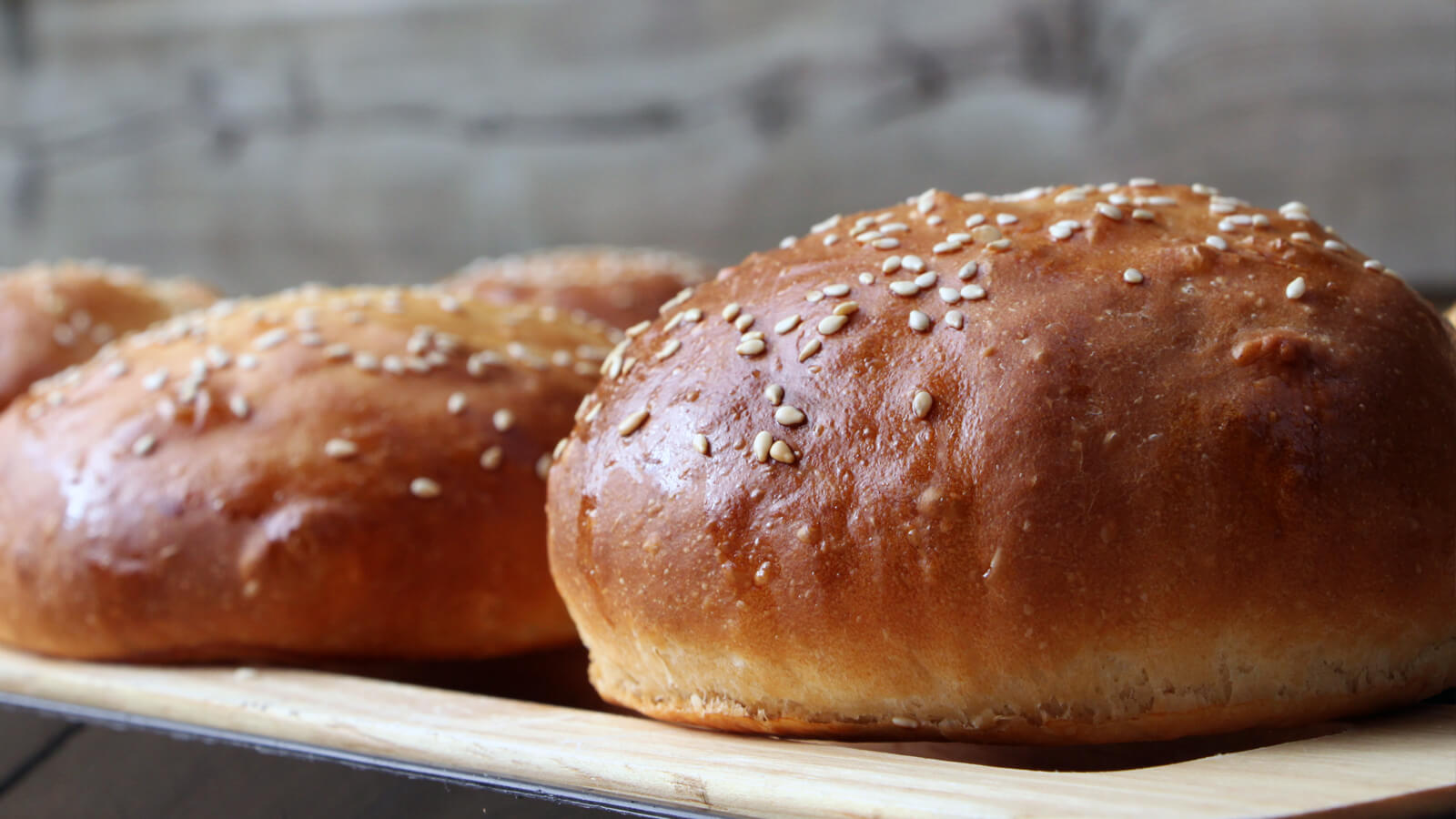 Met dit recept voor brioche burger broodjes heb je het perfecte broodje voor jouw burgers!