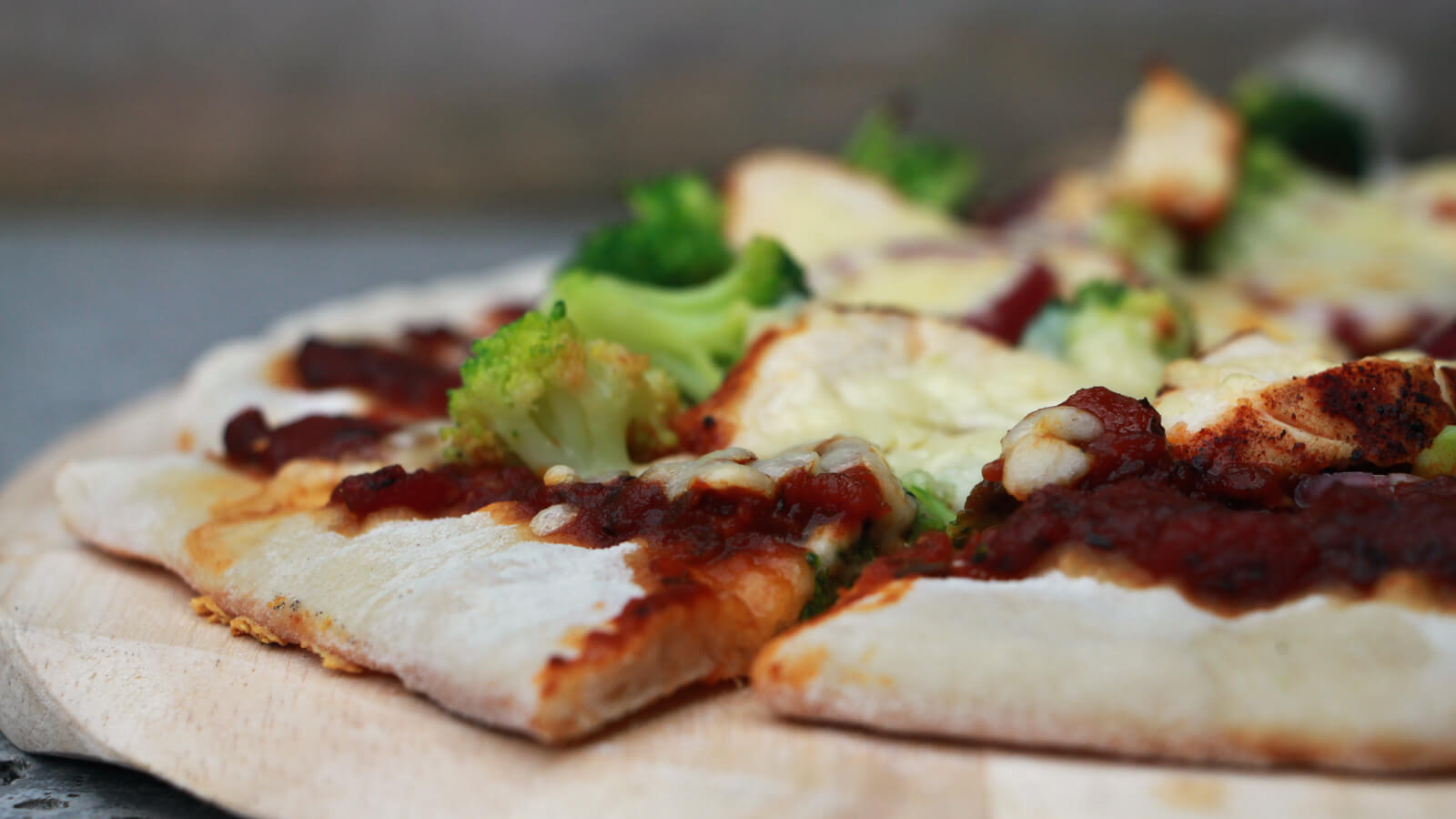 Met een pizzasteen bak je de heerlijkste pizza's zelf op de BBQ. Ga bijvoorbeeld eens voor deze Pizza's met gegrilde kip!