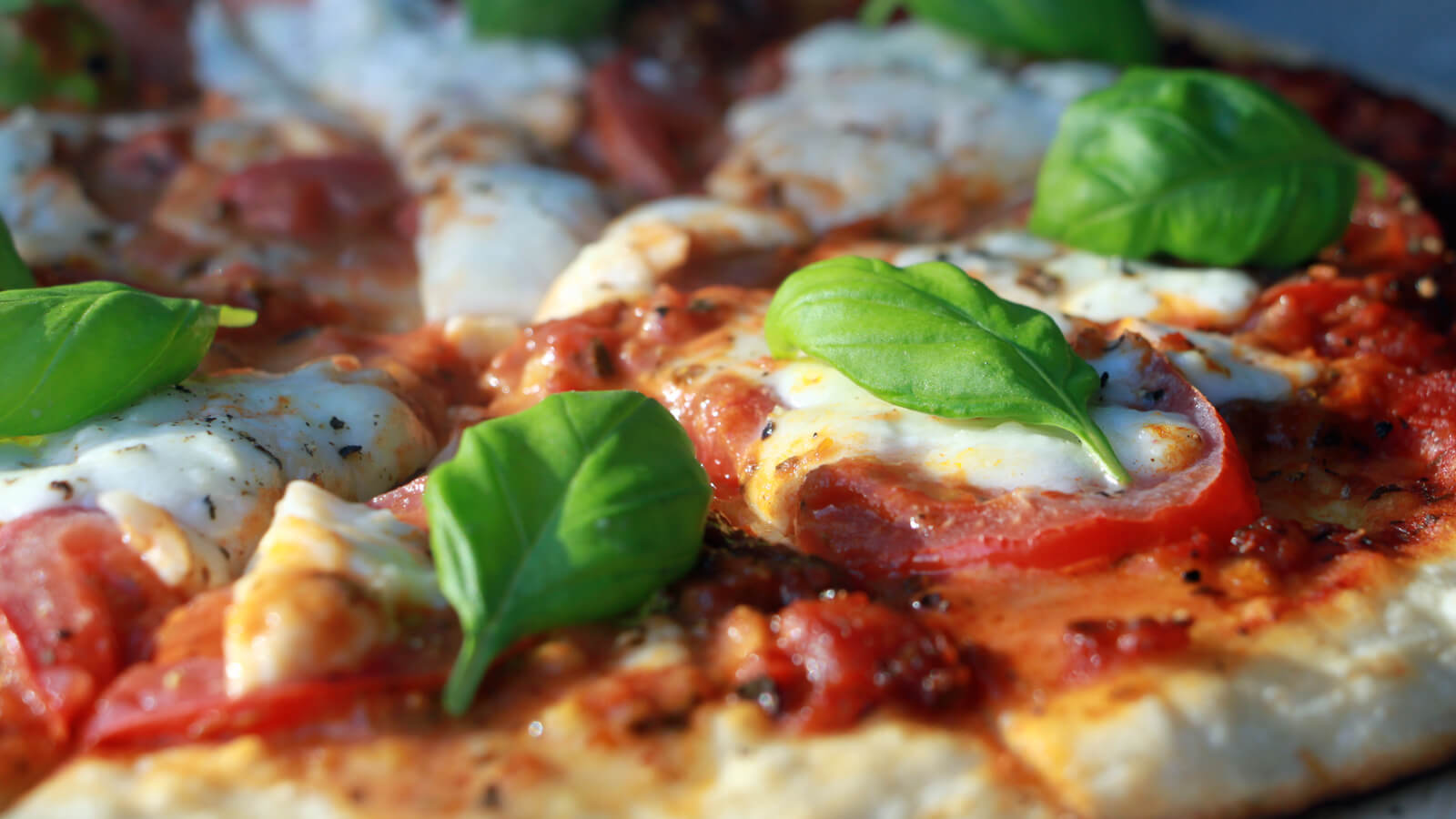 Met een pizzasteen bak je de heerlijkste pizza's zelf op de BBQ. Ga bijvoorbeeld eens voor de Napolitaanse Pizza Margherita!