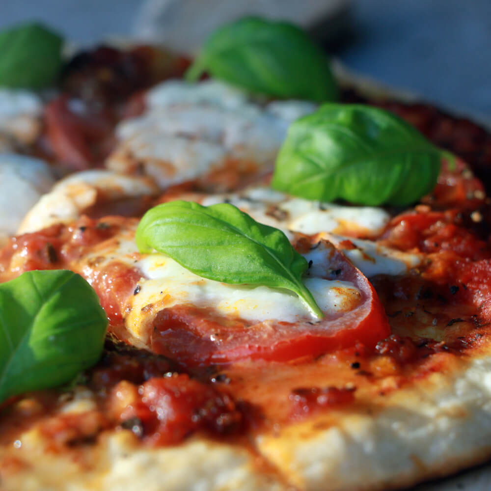 Met een pizzasteen bak je de heerlijkste pizza's zelf op de BBQ. Ga bijvoorbeeld eens voor de Napolitaanse Pizza Margherita!