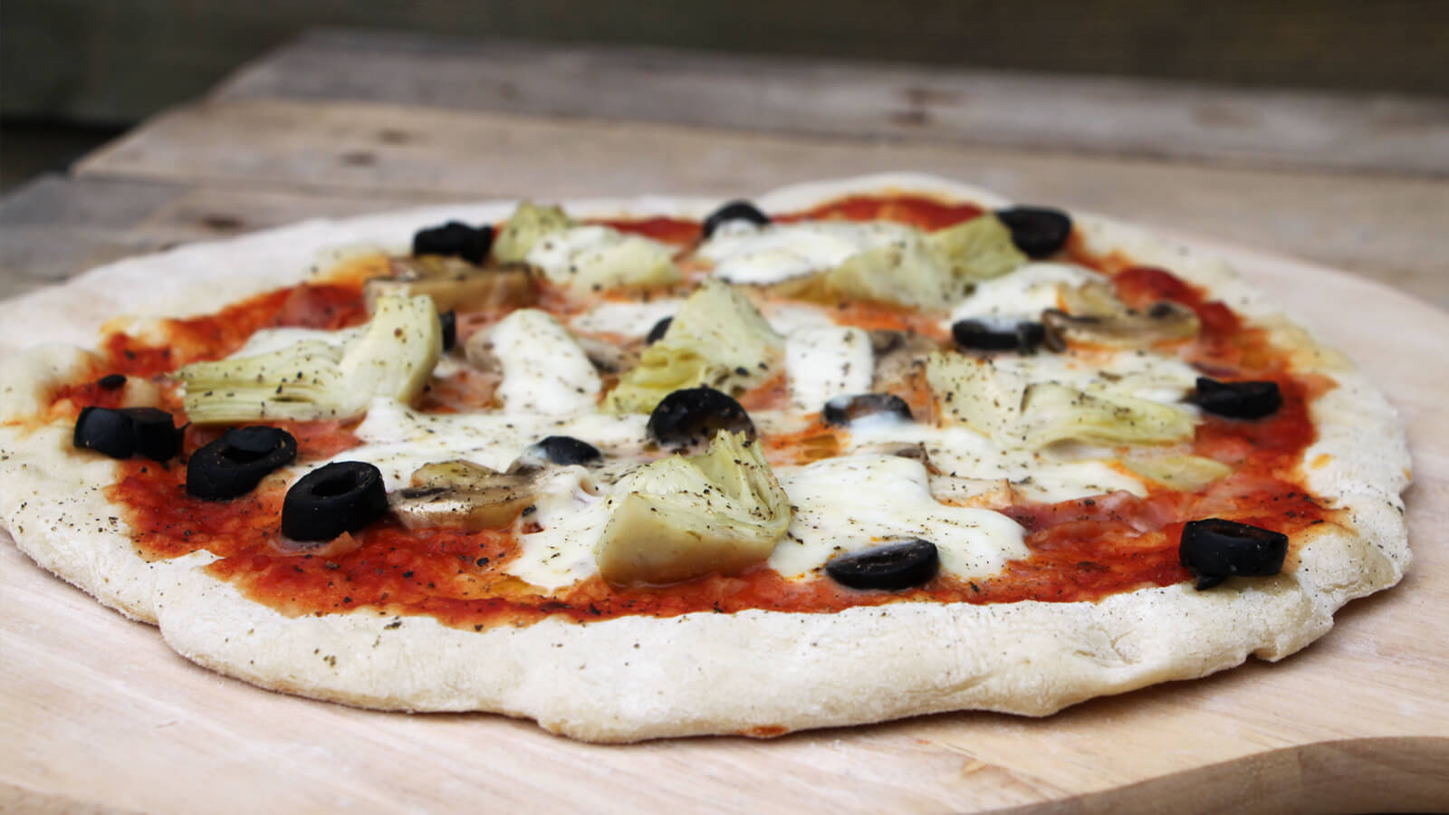 Heb jij al een pizzasteen voor de BBQ? Dan kun je deze Pizza Capricciosa zelf maken!