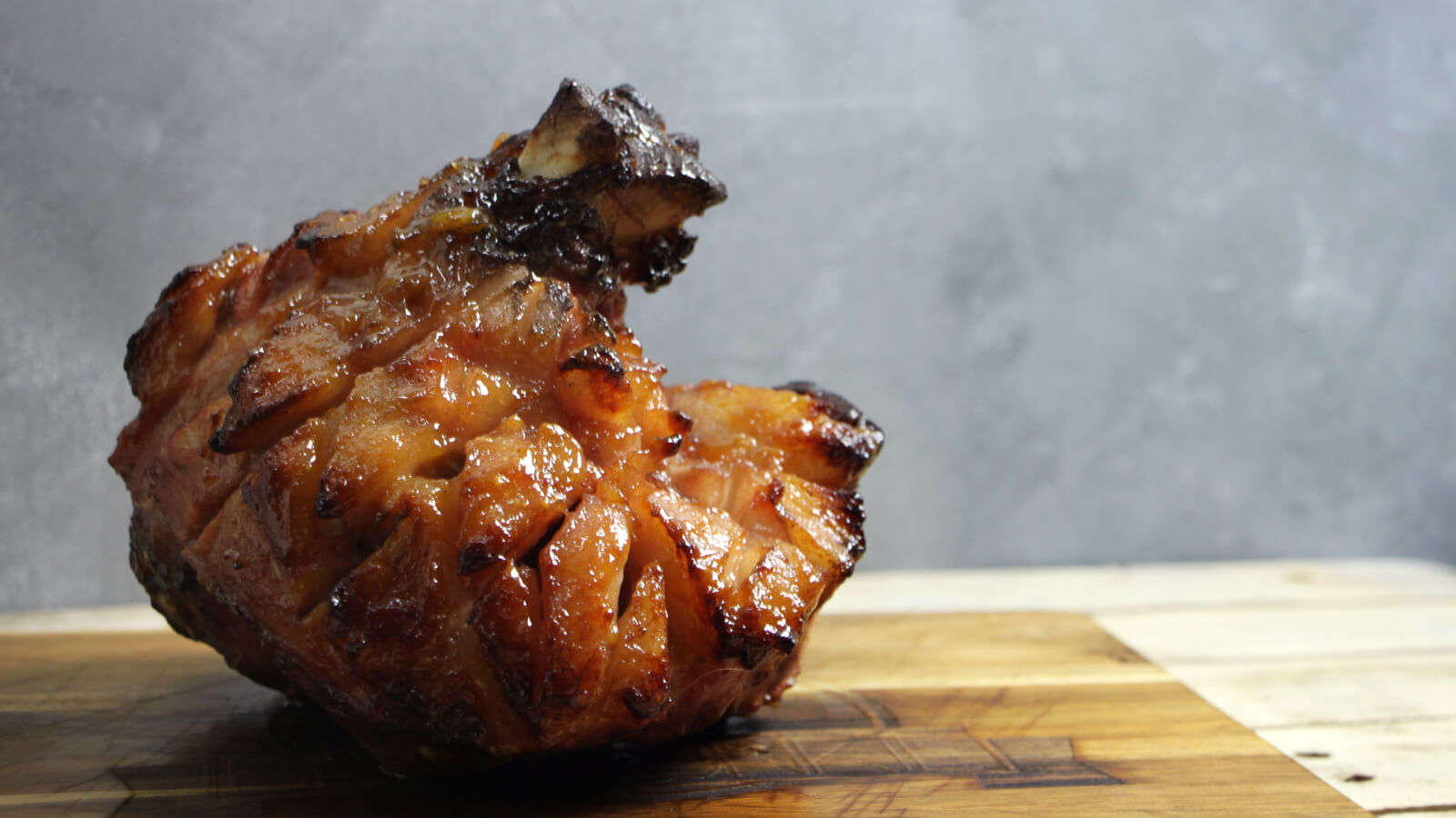Aan de slag met je rotisserie met dit recept voor gerookte ham!