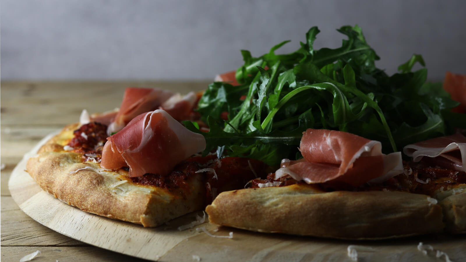 Breng Italië naar je eigen achtertuin met een pizzasteen en dit recept voor een heerlijke Pizza Parma!