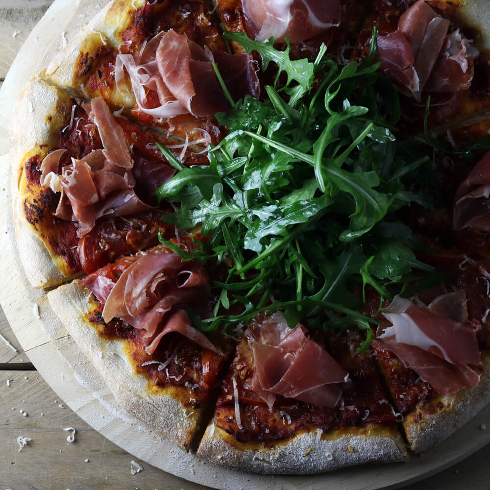 Breng Italië naar je eigen achtertuin met een pizzasteen en dit recept voor een heerlijke Pizza Parma!