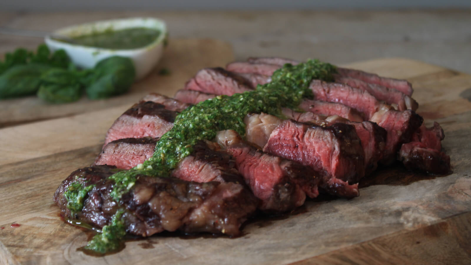 De perfecte steak van de BBQ? Rib eye met salsa verde!