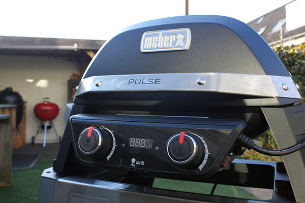 Ik testte de Weber Pulse 2000, de nieuwste elektrische BBQ van Weber, en schreef er een uitgebreide review over!