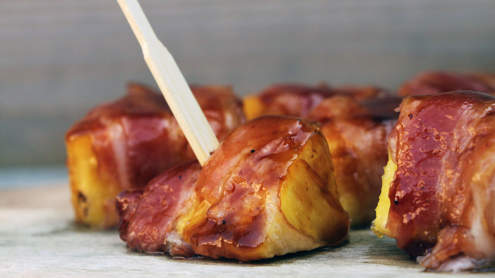 Fruit van de BBQ? Ga eens voor deze ananas in bacon!