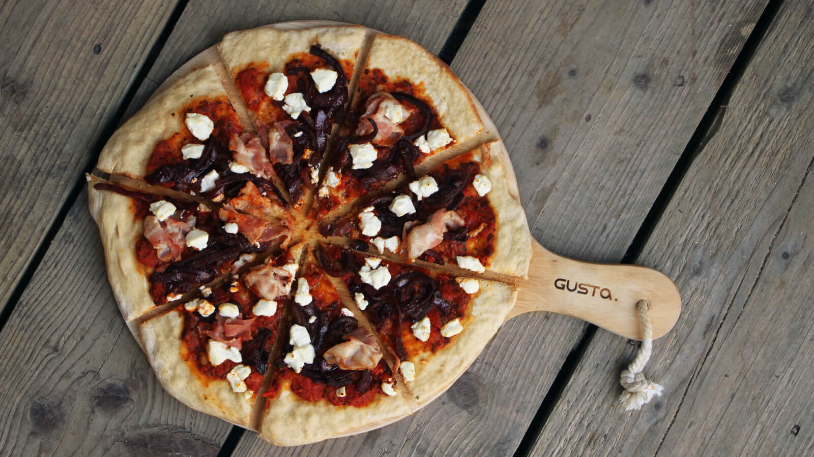 Zin in pizza van de BBQ? Ga voor deze BBQ pizza met geitenkaas en bacon!