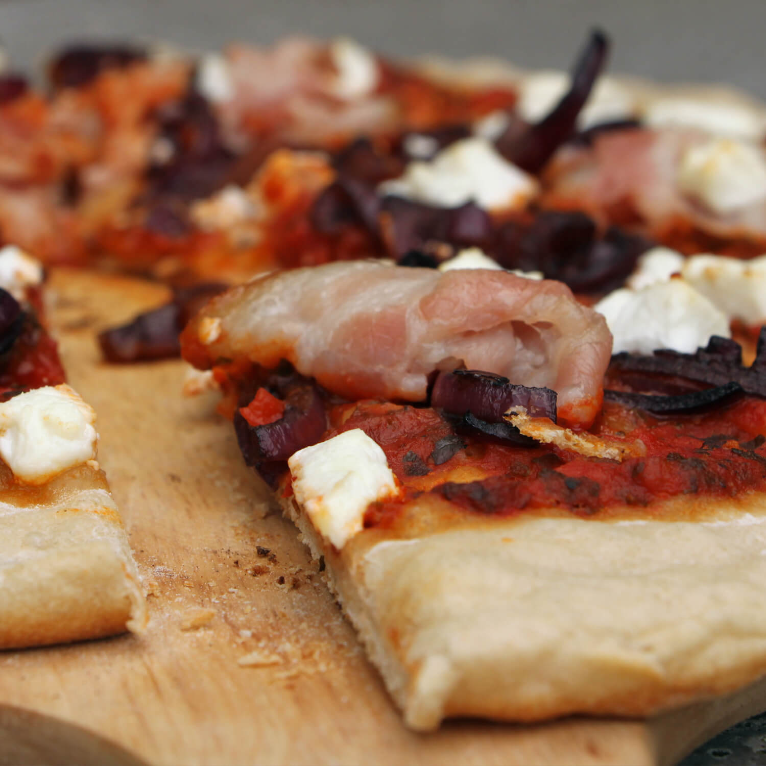 Zin in pizza van de BBQ? Ga voor deze BBQ pizza met geitenkaas en bacon!