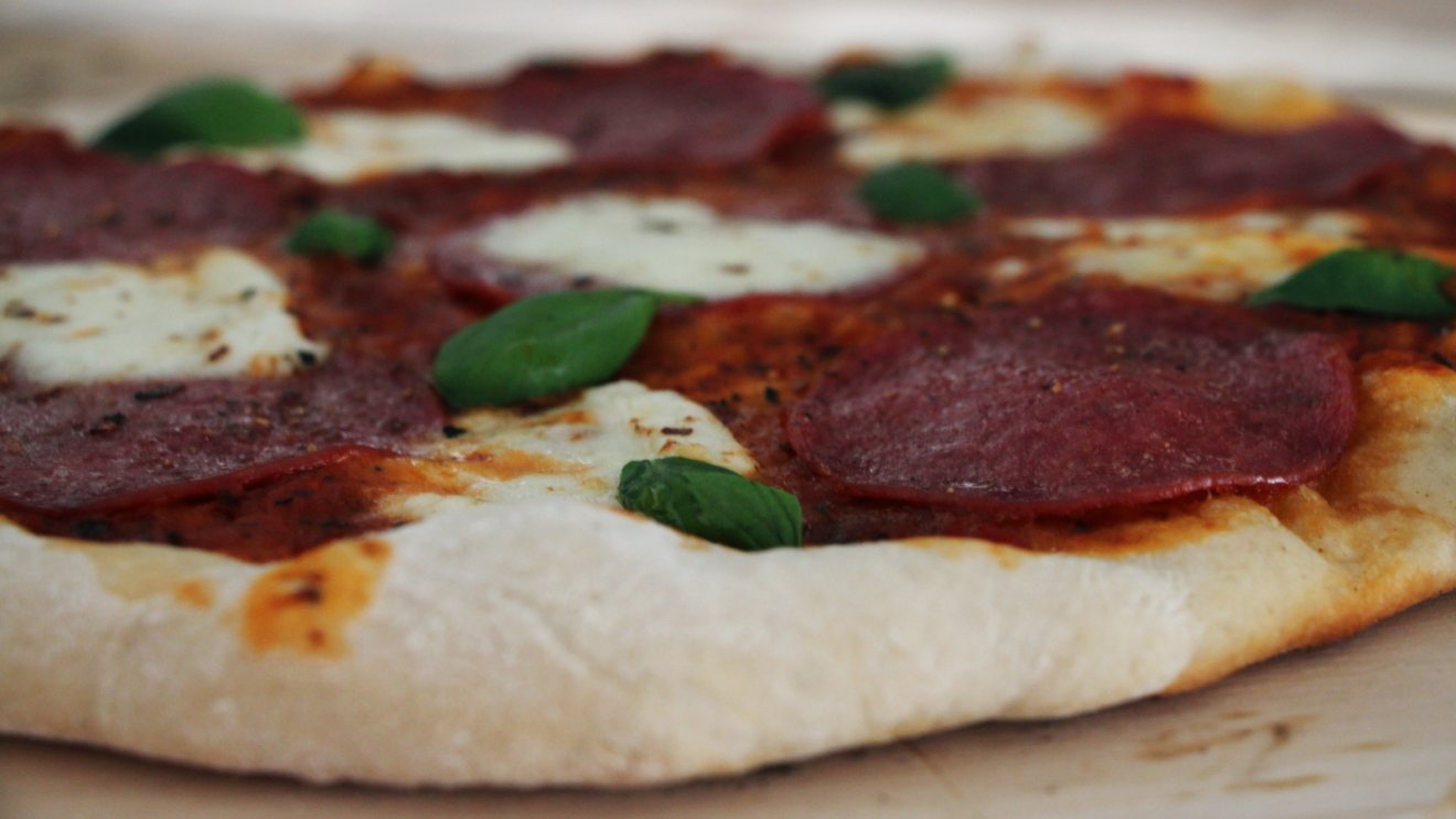 Pizza Salami met Honing - BBQ Recepten - BBQ Junkie