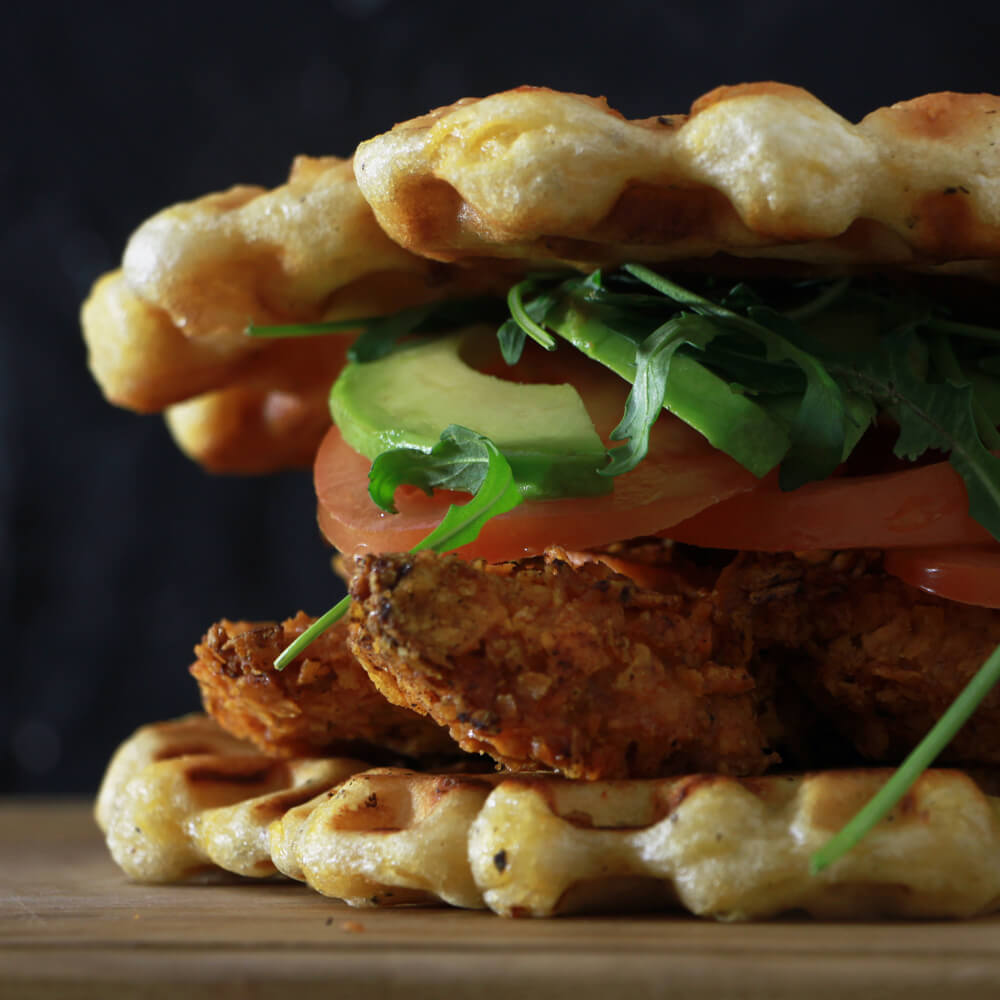 Op zoek naar een over de top hamburger recept? Probeer deze Chicken Waffle Burgers!
