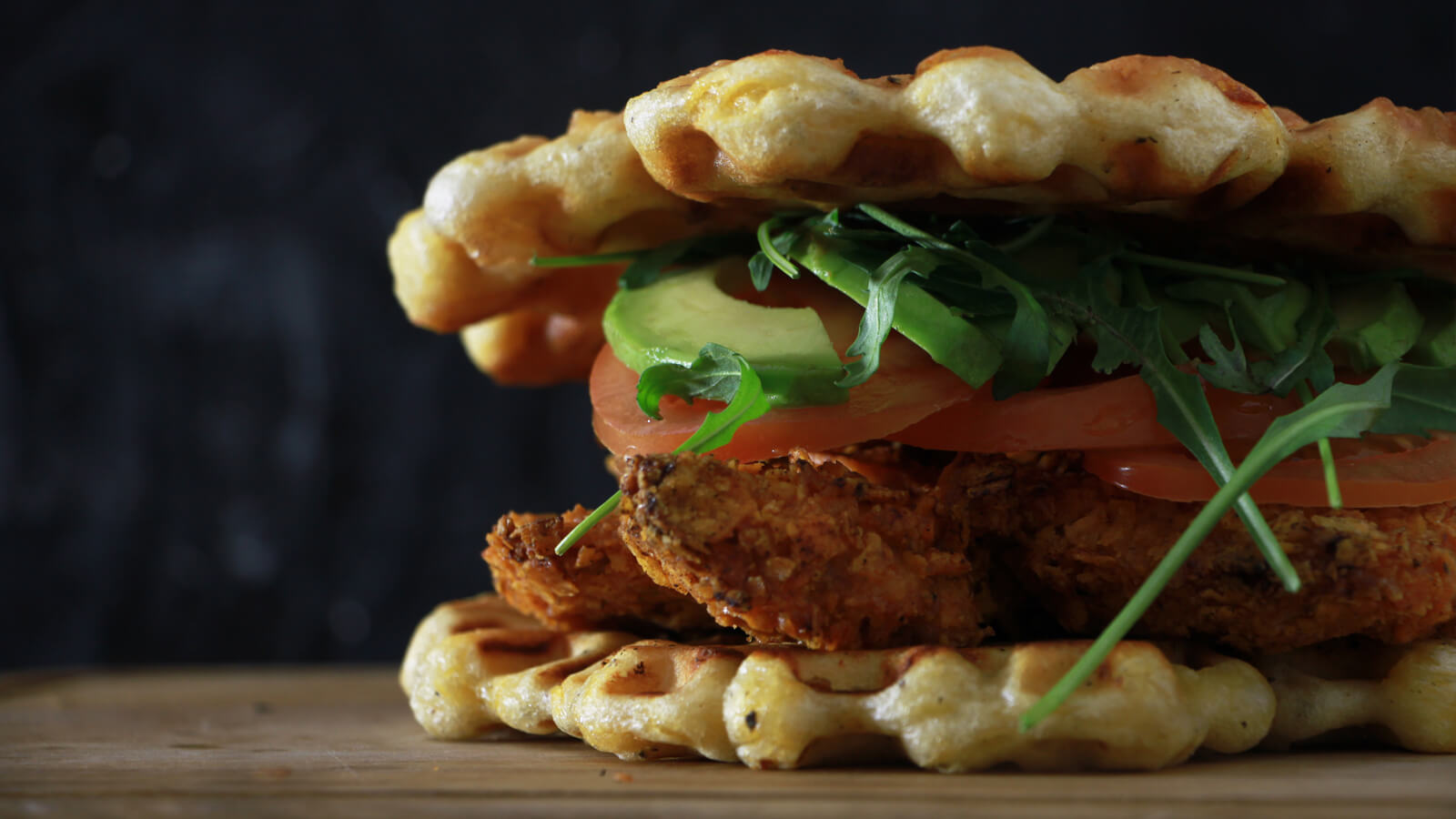 Op zoek naar een over de top hamburger recept? Probeer deze Chicken Waffle Burgers!