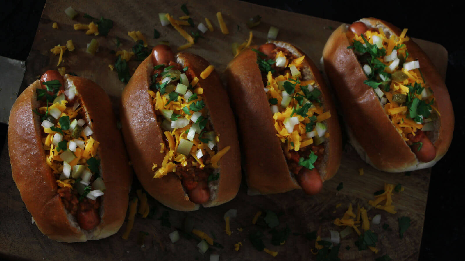 Met dit recept voor Chili Dogs tover je weer wat heel nieuws van de BBQ!