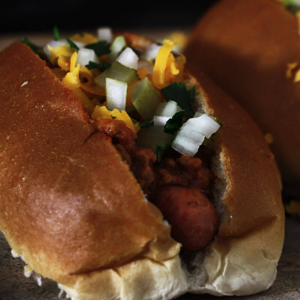 Met dit recept voor Chili Dogs tover je weer wat heel nieuws van de BBQ!