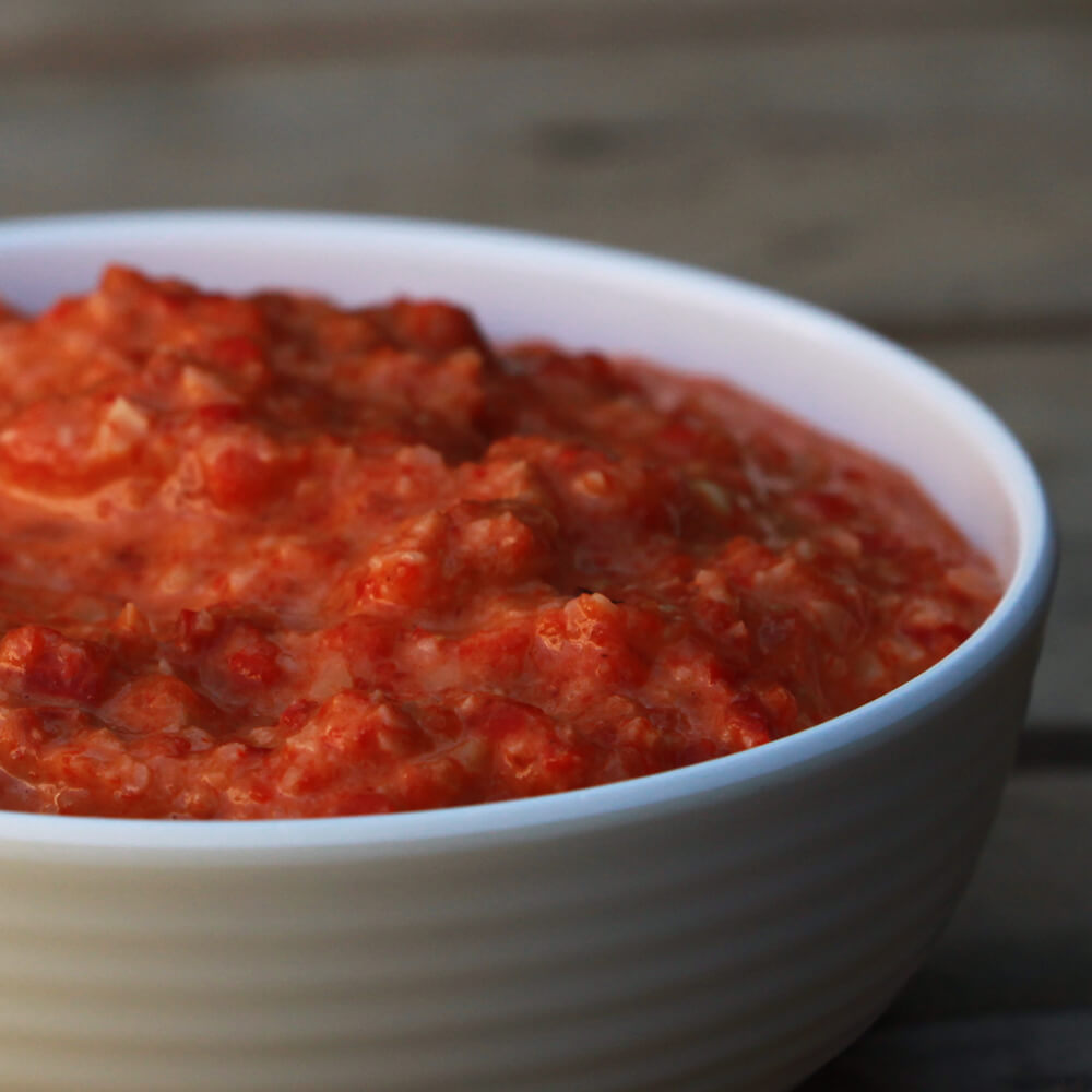 Romesco is een Spaanse saus, van paprika's, rode peper en amandelen, die past bij allerlei soorten vlees en vis!