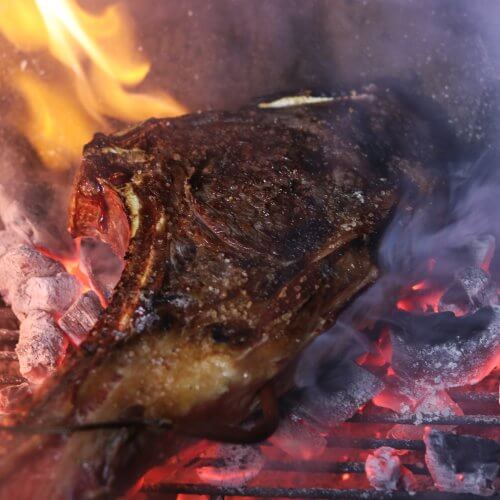 caveman style tomahawk steak uitgelicht