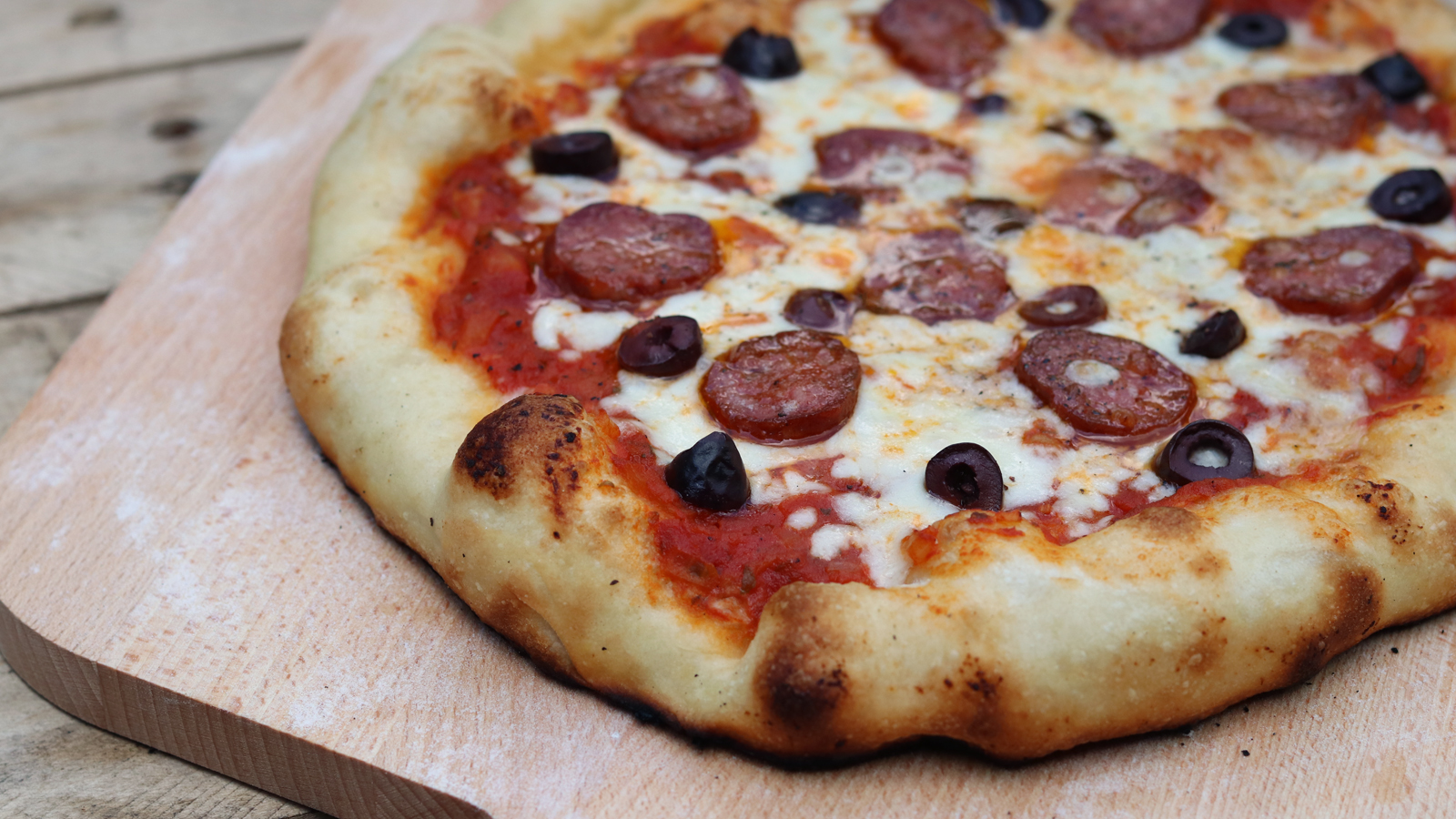 Pizza bakken op de BBQ; Zo maak je de lekkerste Pizza van de BBQ!