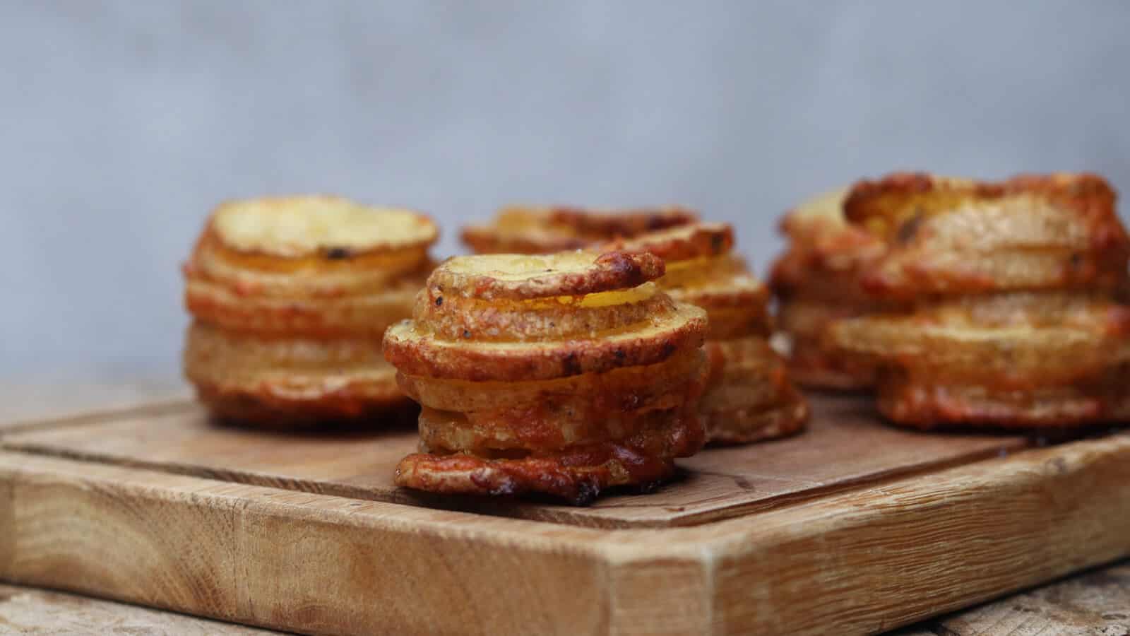 Cheesy Potato Stacks van de BBQ