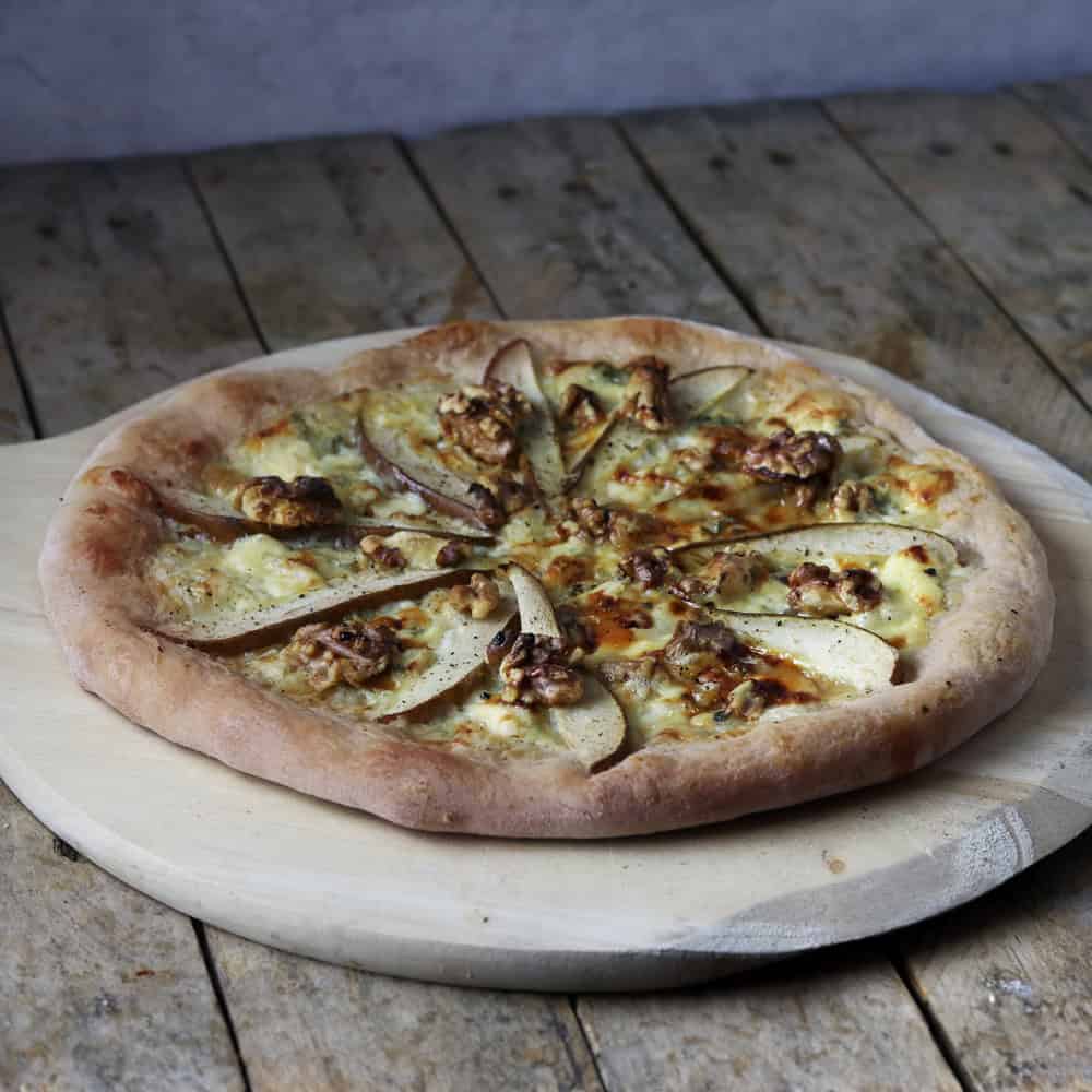 Pizza Blauwe Kaas Peer en Walnoot van de BBQ