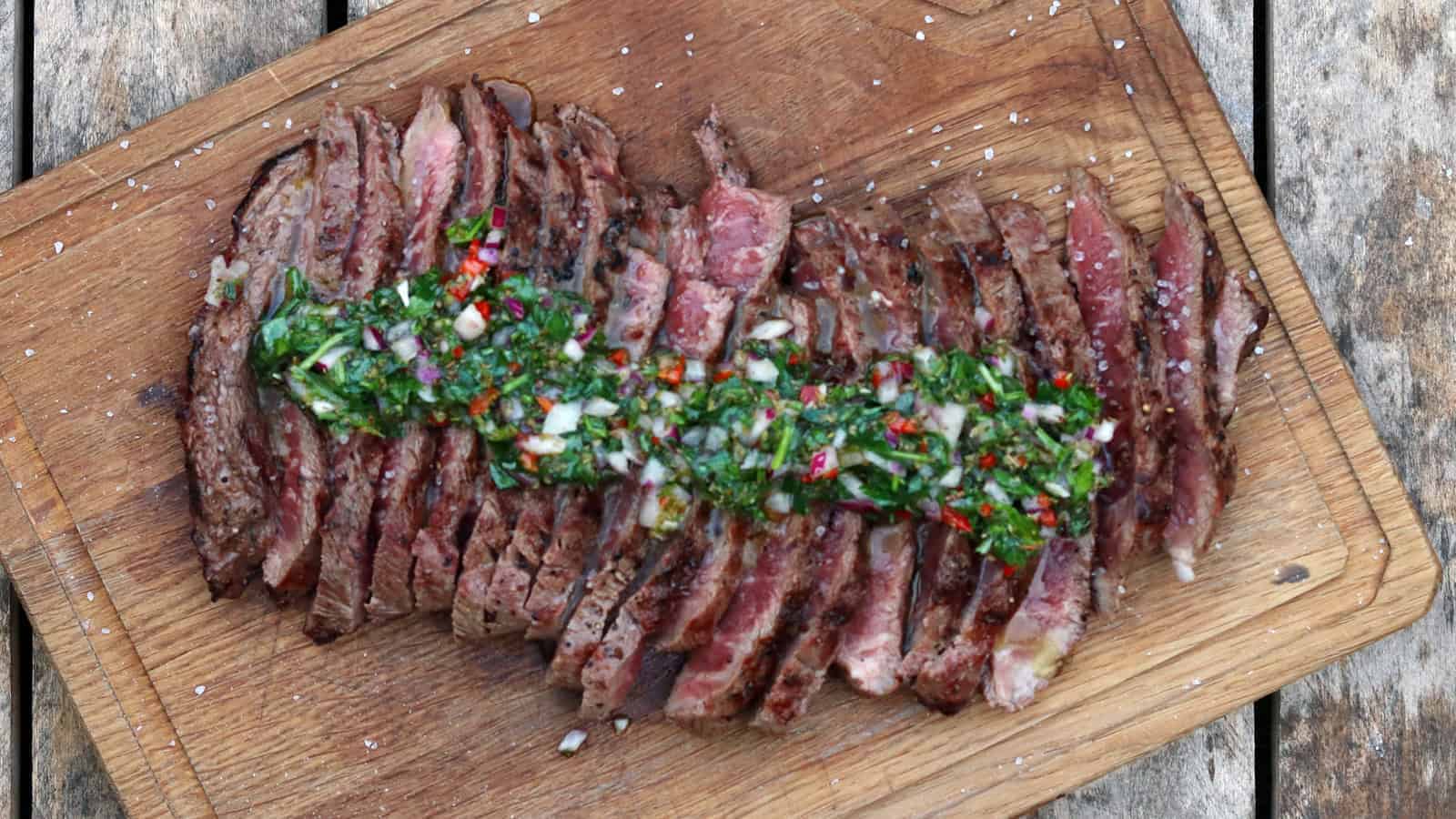 Flat Iron Steak met Charcoal Chimichurri