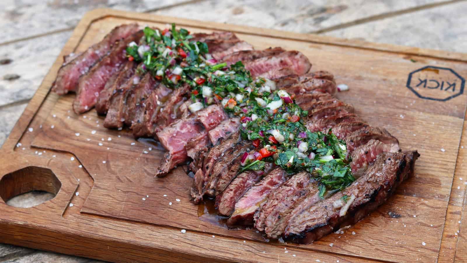 Flat Iron Steak met Charcoal Chimichurri