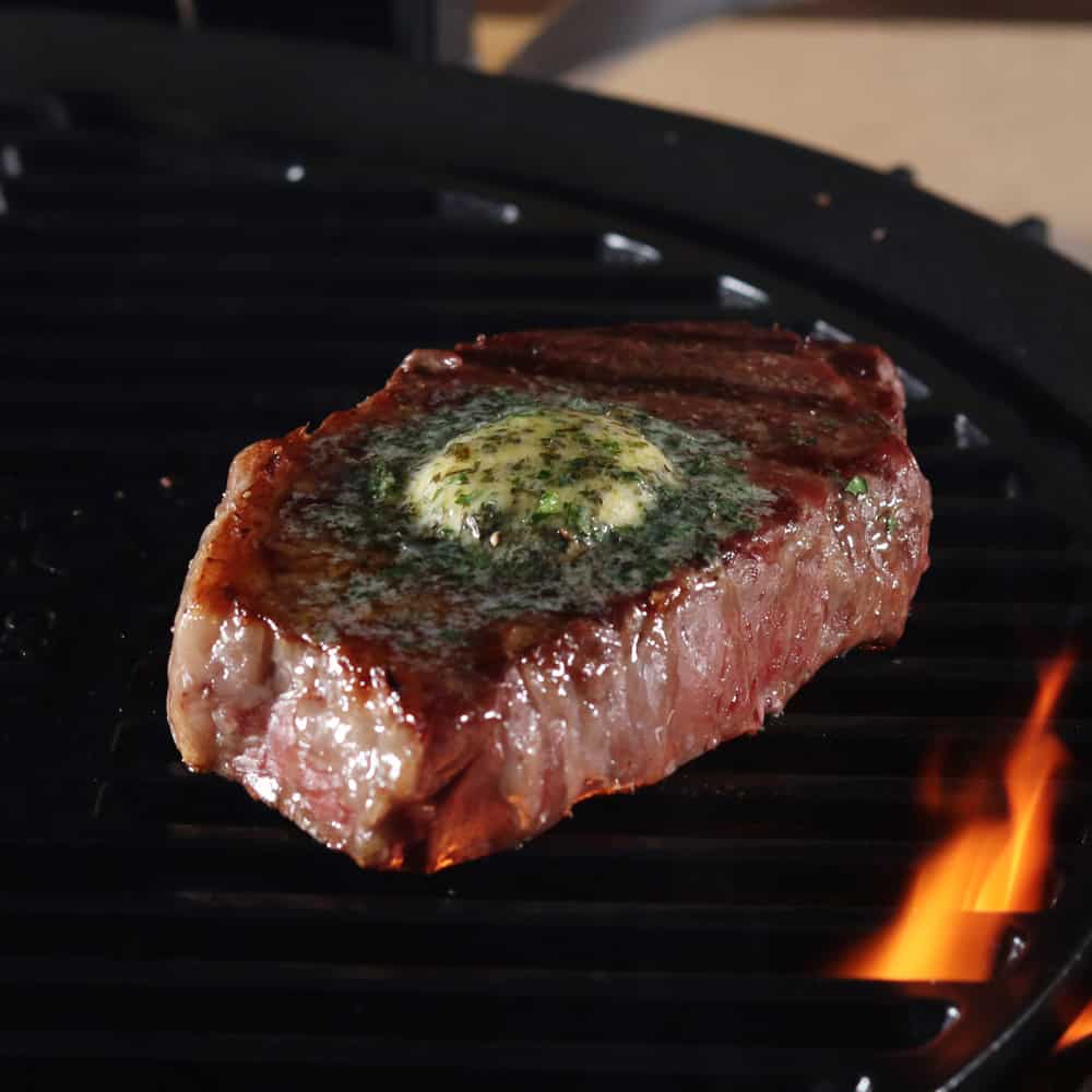 gegrilde kruidenboter entrecote uitgelicht