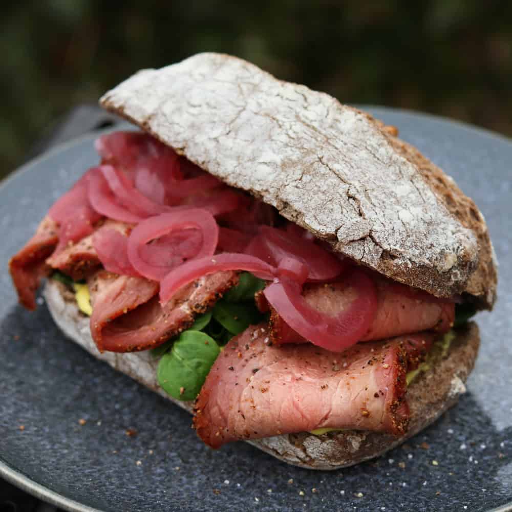 gerookte rosbief brood uitgelicht