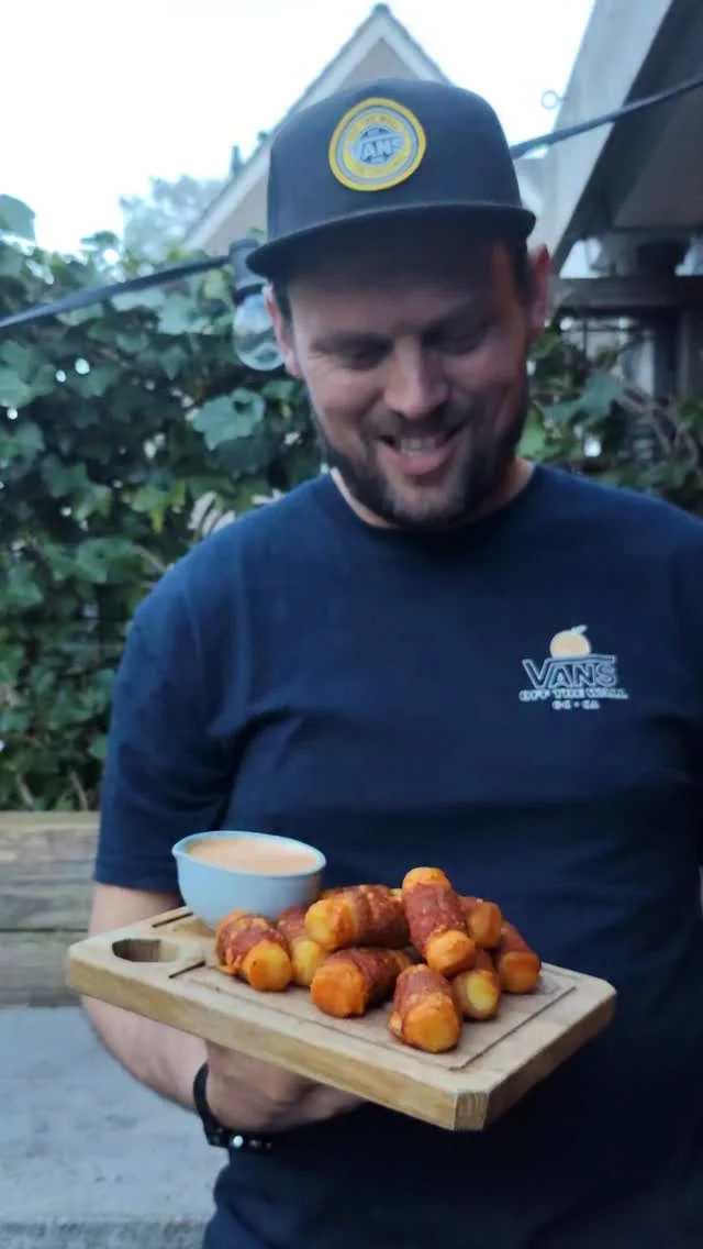JALAPEÑO CHEDDAR AARDAPPELKROKET BOMMETJES 🔥
 
Vandaag gooi ik deze geniale BBQ snack er nog maar eens in, want als je deze aardappelkroket bommetjes nog nooit hebt geprobeerd wordt het nu tijd. En als je ze al wel eens hebt geprobeerd is dit je sein om hem nog eens te bereiden 😎
 
Hoe je deze BBQ snack bereidt? Dat lees je hieronder ⤵
 
Ingrediënten:
- 12 Aardappel Kroketjes (bevroren)
- 12 plakken Ontbijtspek
- 12 plakjes Cheddar
- 1 Groene Jalapeño
- 2 el All Purpose BBQ Rub
- Een lekkere Dipsaus
 
Overige Benodigdheden:
- BBQ met Deksel
- Rookhout (optioneel)
 
Bereiding:
Steek de BBQ aan en ga voor indirecte hitte en een temperatuur van 200 graden.
 
Snijd de jalapeño in flinterdunne plakjes en pak de plakjes cheddar, plakken ontbijtspek en de bevroren aardappelkroketjes er bij.
 
Leg de plakken ontbijtspek op je werkblad en leg op één van de uiteinden een plakje cheddar.
 
Bovenop de cheddar gaan nu twee schijfjes jalapeño en daarbovenop een aardappel kroketje.
 
Rol de het geheel nu op en rol de aardappelkroket bommetjes nu door de rub, zodat de ontbijtspek is voorzien van een laagje rub.
 
BBQ op temperatuur? Voeg dan eventueel een blokje rookhout toe voor extra smaak en leg de aardappel kroket bommetjes op de BBQ. Sluit de BBQ en gaar bommetjes ongeveer 20 minuten.
 
Na 20 minuten moeten de aardappelkroketjes mooi goudbruin zijn, de kaas gesmolten en het spek moet lekker krokant zijn. Als dat allemaal het geval is mogen de jalapeño cheddar aardappelkroket bommetjes van de BBQ.
 
Laat de bommetjes nu even 5 minuten rusten en serveer ze daarna met een lekkere saus om in te dippen. Ik ga meestal voor een burgersaus of een pittige cocktailsaus. Eet smakelijk! 😄
 
#bbqjunkie #bbqjunkienl