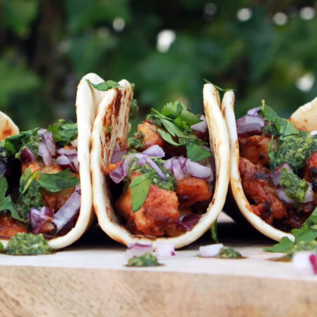 Tijd voor een terugblik: Taco's al Pastor 😍⁠
⁠
In het bezit van een rotisserie en fan van taco's? Dan moet je deze Taco's al Pastor zeker eens proberen binnenkort! Heerlijk gemarineerd buikspek, dat je samen met ananas op het spit rijgt en in een paar uur mooi gaart 🔥⁠
⁠
En dat dan op taco's, met wat rode ui, salsa verde en limoen. Zó lekker!⁠
⁠
Hele recept lezen? Je vindt het natuurlijk op bbq-junkie.nl en via de link in mijn profiel (bio) 😎⁠
⁠
#bbqjunkie #bbqjunkienl