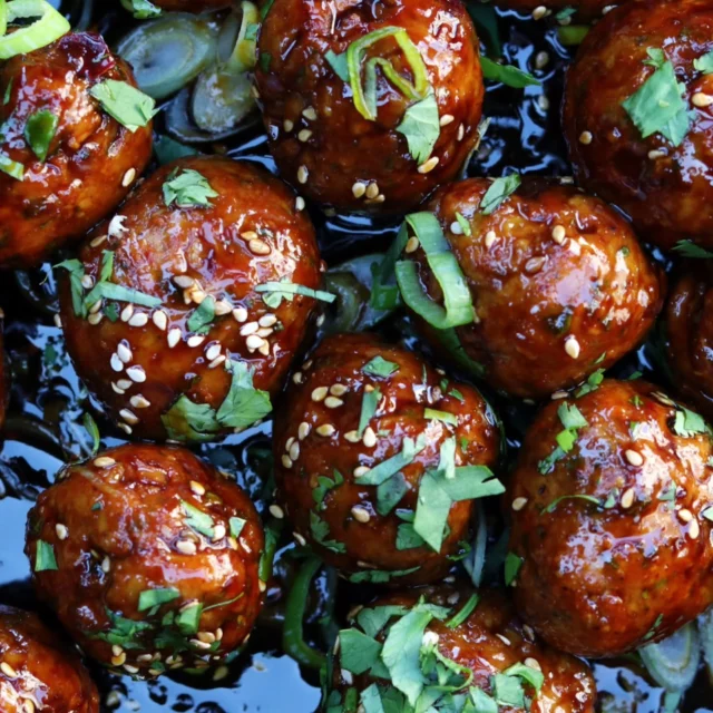 Nieuw recept online: Aziatische Kipgehaktballetje uit de Skillet 🔥⁠
⁠
Of het nu voor bij de borrel, als voorgerecht of bij een bord met rijst of noodles met groenten is; Deze kipgehaktballetjes uit de skillet moet je binnenkort echt eens proberen 😍⁠
⁠
Proberen? Laat een reactie achter, dan stuur ik de link door 💪⁠
⁠
#bbqjunkie #bbqjunkienl