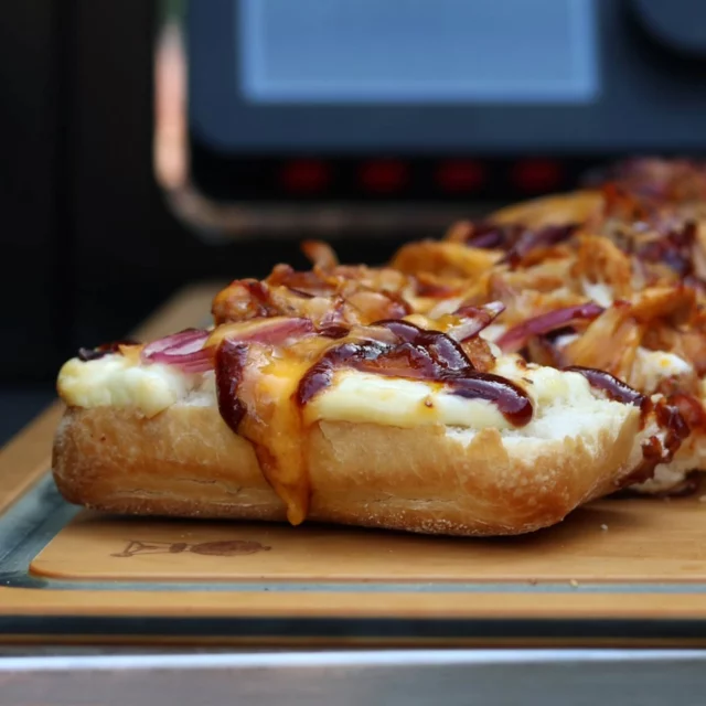 Tijd voor een terugblik: Smokey Chicken Borrelbrood 😍⁠
⁠
Het recept voor dit borrelbrood van de BBQ staat al wat jaartjes online en is nog altijd erg populair! Niet onterecht ook, want het is een leuke bereiding met een heerlijk resultaat 🔥⁠
⁠
Ook eens proberen? Je vindt het recept natuurlijk weer op bbq-junkie.nl én via de link in mijn profiel (bio) 👌
⁠
#bbqjunkie #bbqjunkienl
