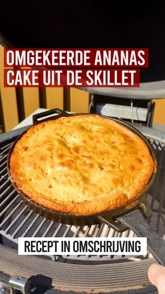 OMGEKEERDE ANANAS CAKE UIT DE SKILLET 🍍
 
Dat de BBQ geschikt voor meer dan alleen vlees en vis was inmiddels al wel duidelijk, toch? Zo niet, dan bewijst deze Omgekeerde Ananas Cake dat wel. Je bakt hem in de skillet op de BBQ en hij is echt super lekker 🔥
 
Het recept vind je hieronder, dus sla deze video vooral op om het recept later makkelijk terug te vinden ✅️
 
Ingrediënten:
- 0,5 Ananas (in stukjes)
- 250 gram Zelfrijzend Bakmeel
- 225 gram Boter (op kamertemperatuur)
- 125 gram Suiker
- 100 gram Yoghurt
- 3 Eieren
- 2 theelepels Vanille Extract
- 3 eetlepels Donkere Basterdsuiker
 
Overige Benodigdheden:
- BBQ met Deksel
- Skillet 27 cm
- Mixer met Mengkom
- Extra Mengkom
- Spatel
- BBQ Handschoenen
 
Bereiding:
Steek de BBQ aan en ga hierbij voor indirecte hitte en 170 graden.
 
Doe nu de boter met de suiker in de kom van de mixer en klop dit luchtig. Voeg daarna één voor één de eieren toe. Voeg het volgende ei pas toe als het ei ervoor volledig is opgenomen.
 
Mix daarna het vanille extract door het mengsel van boter, suiker en eieren. Spatel vervolgens het bakmeel, de yoghurt en de kaneel door het mengsel.
 
Vet de skillet in met boter en bestrooi de bodem met de basterdsuiker. Verdeel de stukjes ananas vervolgens over de bodem van de pan.
 
Schep vervolgens het beslag op de ananas in de skillet en verdeel dit over de pan.
 
BBQ op temperatuur? Zet de skillet op het rooster en sluit de BBQ. Bak de cake ongeveer een uur, tot de deze mooi goudbruin en gaar is. Controleer dat laatste met een satéprikker. Komt deze schoon uit de cake als je hem er in prikt? Dan is de cake klaar.
 
Haal de omgekeerde ananas cake nu van de BBQ en haal direct uit de skillet. Snijd met een scherp mesje eventueel eerst de randen even los, zodat de cake gemakkelijk los komt.
 
Laat de cake wat afkoelen en snijd de cake daarna in punten. Eet smakelijk 😁
 
#bbqjunkie #bbqjunkienl