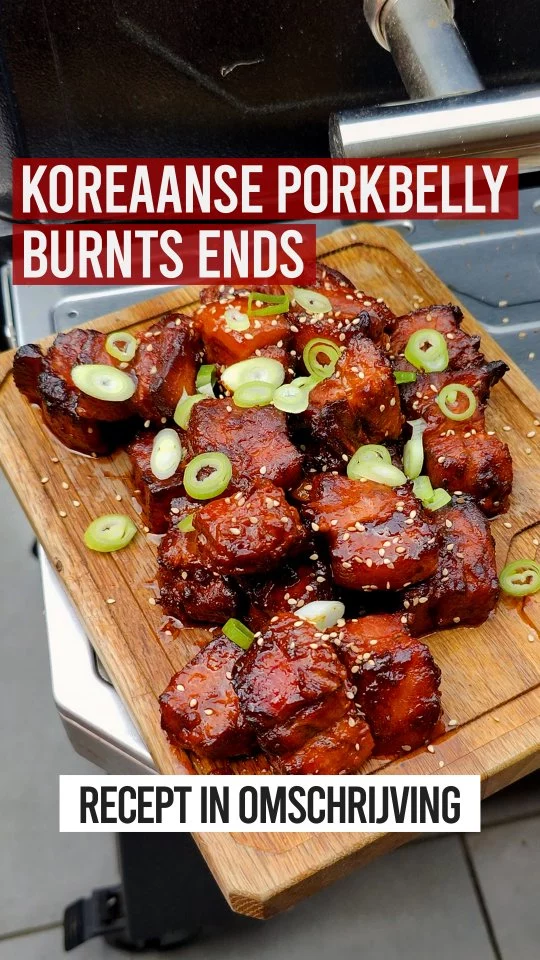 KOREAANSE PORKBELLY BURNT ENDS 🔥
 
Met een borrel op de planning en een mooi stuk buikspek van @instabutchery in de vriezer was het wel duidelijk; Burnt Ends maken!
 
Maar ik zou @bbqjunkienl niet zijn als er dan niet een nieuwe variant getest wordt! Dus maakte ik een mooie Koreaanse marinade én saus en stak ik de BBQ aan voor deze heerlijke Koreaanse Porkbelly Burnt Ends 😍
 
Ook proberen? Je vindt het recept hieronder ⤵️
 
Ingrediënten:
- 1 kg Buikspek zonder Zwoerd
- 2 Lente Uien
- 1 el Sesamzaadjes
 
Voor de marinade:
- 4 el Gochujang
- 5 el Sojasaus
- 2 el Rijstazijn
- 2 el Donkere Basterdsuiker
- 1 el Honing
- 1 Ui (fijngesneden)
- 4 tenen Knoflook (fijngesneden)
- 1 el Geraspte Gember (vers)
- 2 tl Sesamolie
 
Voor de saus:
- 4 el Appelsap
- 2 el ketchup
- 2 el Sojasaus
- 2 el Rijstazijn
- 1 el Donkere Basterdsuiker
- 1 el Gochujang
 
Verder nodig:
- BBQ met Deksel
- Braadslede
- Aluminiumfolie
- Afsluitbare Zak
- Rookhout (optioneel)
 
Bereiding:
Neem een ruime mengkom en meng hierin alle ingrediënten voor de marinade.
 
Snijd het buikspek in blokjes van ongeveer 3 cm groot en doe ze samen met de marinade in een afsluitbare zak.
 
Sluit de zak af, masseer de marinade in het vlees en leg in de koeling, idealiter een hele nacht.
 
Steek de BBQ aan en ga hierbij voor indirecte hitte en 110 graden.
 
BBQ op temperatuur? Voeg eventueel rookhout toe en leg alle blokjes buikspek op de BBQ. Sluit de BBQ en gaar het buikspek 2 uur.
 
Meng ondertussen de ingrediënten voor de saus goed door elkaar en pak de braadslede en het aluminiumfolie erbij.
 
Doe na 2 uur alle blokjes buikspek in de braadslede en voeg de saus er aan toe. Sluit de braadslede af met aluminiumfolie en zet zo op de BBQ. Sluit de BBQ en verhoog de temperatuur naar 150 graden. Gaar de burnt ends nog eens 2 uur.
 
Na 2 uur mag de braadslede van de BBQ en mogen de burnt ends op een serveerplank. Bestrooi met sesamzaadjes en dunne ringetjes lente uit. Serveer vervolgens direct. Eet smakelijk 😁
 
#ad #bbqjunkie #bbqjunkienl #butchery