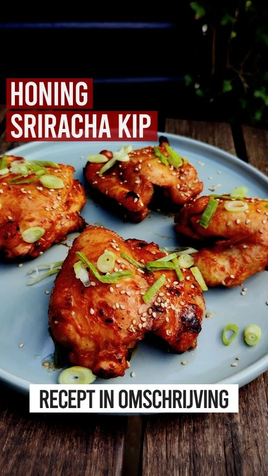 HONING SRIRACHA KIP 🔥
 
Eentje uit de oude doos vandaag en wel voor deze heerlijke Honing Sriracha Kip! Een tje die het altijd goed doet als ik hem serveer 🤩
 
Proberen? Vergeet deze post dan niet op te slaan ✅
 
Ingrediënten:
- 4 Kippendijen
- 4 tenen Knoflook
- 6 eetlepels Honing
- 3 eetlepels Sriracha
- 3 eetlepels Sojasaus
- 3 eetlepels Limoensap
- 1 Lente Ui
- 1 eetlepel Sesamzaadjes
 
Overige Benodigdheden:
- BBQ met Deksel
- Afsluitbare Zak
- Steelpan
- Knoflookpers
- Bastingkwast
 
Bereiding:
Neem een kom en doe hier de honing, sriracha, sojasaus en het limoensap in. Knijp er de teentjes knoflook in uit en meng door elkaar.
 
Giet in de afsluitbare zak en doe de kippendijen er bij. Druk de meeste lucht uit de zak, sluit hem af en laat een paar uur liggen in de koeling.
 
Steek de BBQ aan en ga voor een combinatie van directe en indirecte hitte en een temperatuur van 175 graden.
 
BBQ op temperatuur? Haal de kippendijen uit de marinade, maar gooi de marinade niet weg. Leg de kippendijen op het indirecte deel van de BBQ en g ze 10 minuten.
 
Pak de marinade en giet deze in de steelpan. Zet de steelpan op laag vuur en kook een paar minuutjes door. Haal dan van het vuur.
 
Verplaats de kippendijen na 10 minuten naar het directe deel, bestrijk ze met de marinade en gril ze 4 minuten.
 
Keer de kippendijen na 4 minuten om en bestrijk nog eens met de ingekookte marinade. Grill de kippendijen nog 4 minuten. Snijd ondertussen de lente ui in dunne ringetjes.
 
Na deze laatste 4 minuten grillen bestrijk je de kip nog een laatste keer met de marinade en daarna mogen ze van de BBQ. Leg ze op een bord of serveerplank en bestrooi de kip met de lente ui en het sesamzaad. Serveer vervolgens direct. Eet smakelijk! 🔥
 
#bbqjunkie #bbqjunkienl