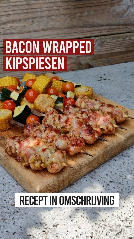 BACON WRAPPED KIPSPIESEN 🔥

Omdat het me sterk lijkt dat je deze spiesen niet wil proberen, houd ik het kort. Het recept vind je hieronder ⤵️

Ingrediënten:
- 600 gr Kippendijen
- 20 plakken Gerookt Ontbijtspek (rechte plakken)
- 4 el Dry Rub voor Kip (kies je favoriet)

Verder nodig:
- BBQ met Deksel
- 8 (Houten) Spiesen

Bereiding:
Steek de BBQ aan en ga hierbij voor een combinatie van directe en indirecte hitte en 160 graden.

Gebruik je houten spiesen? Laat deze dan weken in wat water, zodat ze minder snel verbranden.

Haal de kip uit de verpakking en snijd deze in blokjes van 2 bij 2 cm.

Bestrooi de stukjes kip met je favoriete rub voor kip.

Snijd de plakken spek doormidden, omwikkel ieder stukje kip met een halve plak ontbijtspek en rijg daarna alle met spek omwikkelde stukjes kip op de spiesen.

BBQ op temperatuur? Leg de spiesen op het indirecte deel van de BBQ en sluit de BBQ met de deksel. Gaar de kip 15 minuten.

Verplaats de spiesen dan naar het directe deel en gril de spiesen nog 2 á 3 minuten per kant, tot het spek mooi krokant is.

Haal de kipspiesen met bacon nu van de BBQ en laat ze een paar minuten afkoelen voordat je ze serveert. Eet smakelijk 😁

#bbqjunkie #bbqjunkienl