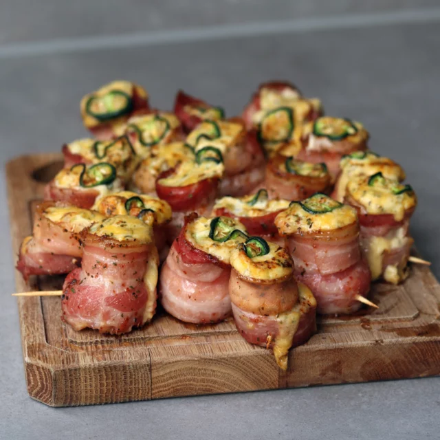 Nieuw recept online: Jalapeño Popper Pig Shots 🔥⁠
⁠
Vandaag weer eens een nieuw snack recept en wel eentje die hier al veel te lang op de to-do lijst stond; Pig Shots. Uiteraard ging ik voor een jalapeño popper variant, want wie mij kent weet dat ik er wel een fan van ben 😎⁠
⁠
Pig Shots? zeg je. Ja, plakjes rookworst, omwikkeld met spek, gevuld met kruiden roomkaas en cheddar, afgetopt met jalapeño en gerookt op de BBQ. Hele mond vol, maar binnen no time is je plank leeg 😍⁠
⁠
Recept proberen? Je vindt het nu op bbq-junkie.nl of via de link in mijn profiel (bio) 💪⁠
⁠
#bbqjunkie #bbqjunkienl