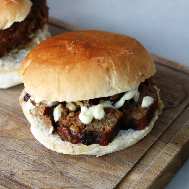 Nieuw recept online: Broodje Gerookte Bal 🔥⁠
⁠
Een tijdje terug deelde ik dit heerlijke broodje bal van de BBQ al in videovorm, maar het uitgeschreven recept staat inmiddels ook op de site! Aanrader om snel eens te serveren als lunch 😎⁠
⁠
Proberen? Je vindt het recept nu op bbq-junkie.nl én via de link in mijn profiel (bio) 👌⁠
⁠
#bbqjunkie #bbqjunkienl