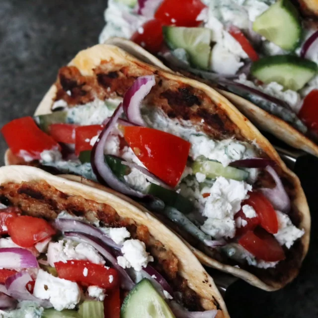 Tijd voor een terugblik: Gyros Smash Taco's 🤩⁠
⁠
Vandaag een terugblik op één van mijn favoriete smash taco varianten en wel deze met een Grieks tintje! Met kipgehakt, gyroskruiden en natuurlijk afgetopt met tzatziki, komkommer, tomaat en rode ui. Perfect 👌⁠
⁠
Komend weekend proeven? Laat een reactie achter en ik stuur het recept door 💪⁠
⁠
#bbqjunkie #bbqjunkienl